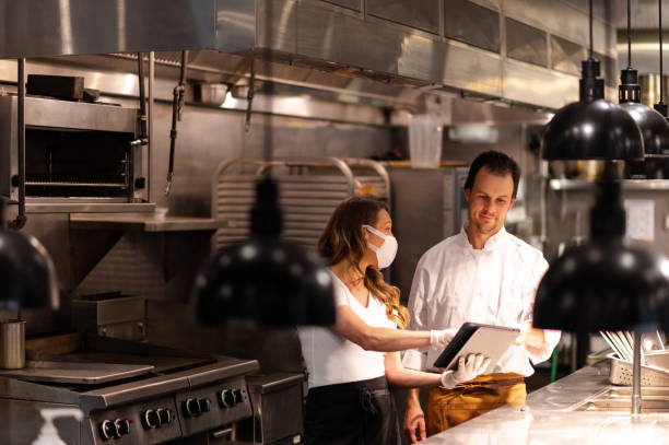 cuisine surveillée par des hygiénistes